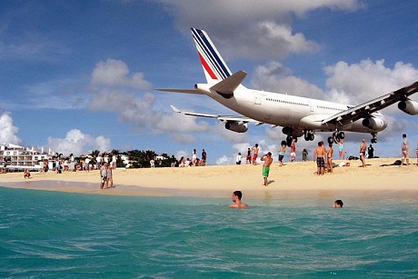 3642-plane-landing-maho-beach-9